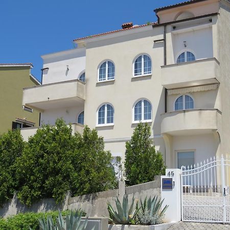 Apartments Villa Urbajs เวอร์ซาร์ ภายนอก รูปภาพ