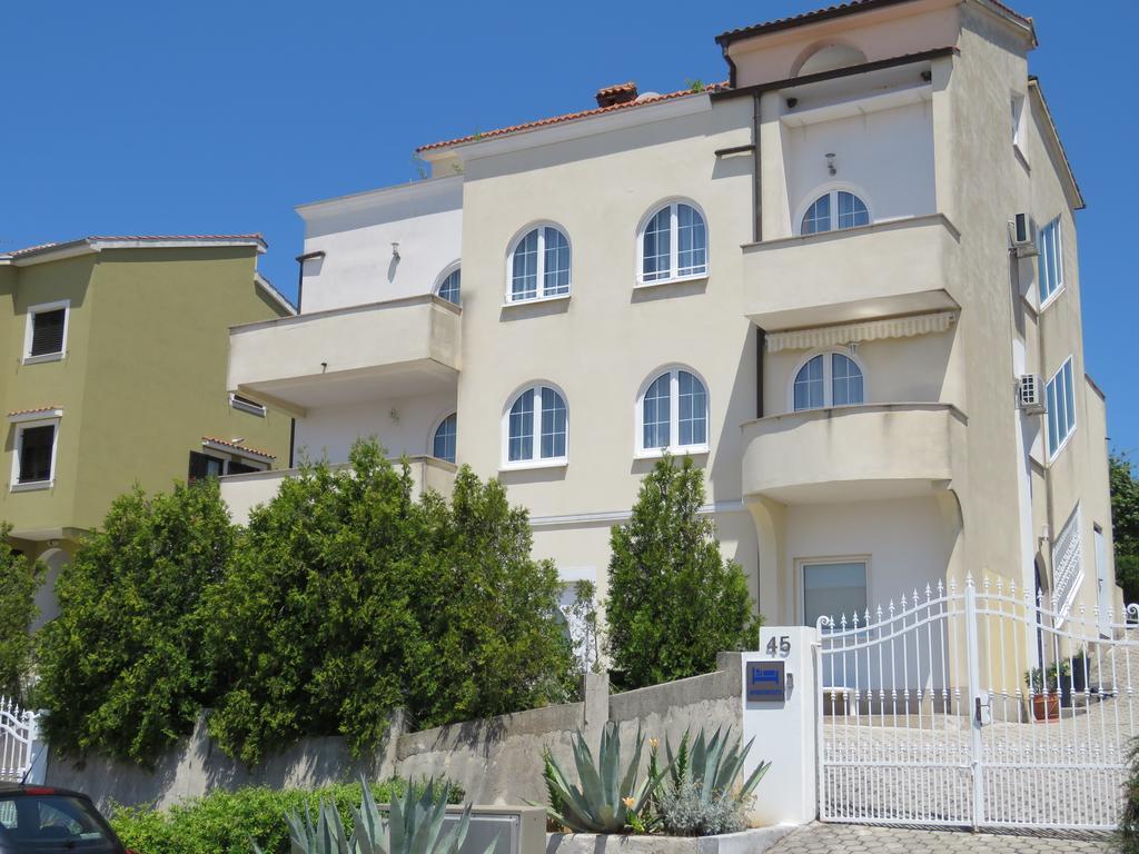 Apartments Villa Urbajs เวอร์ซาร์ ภายนอก รูปภาพ