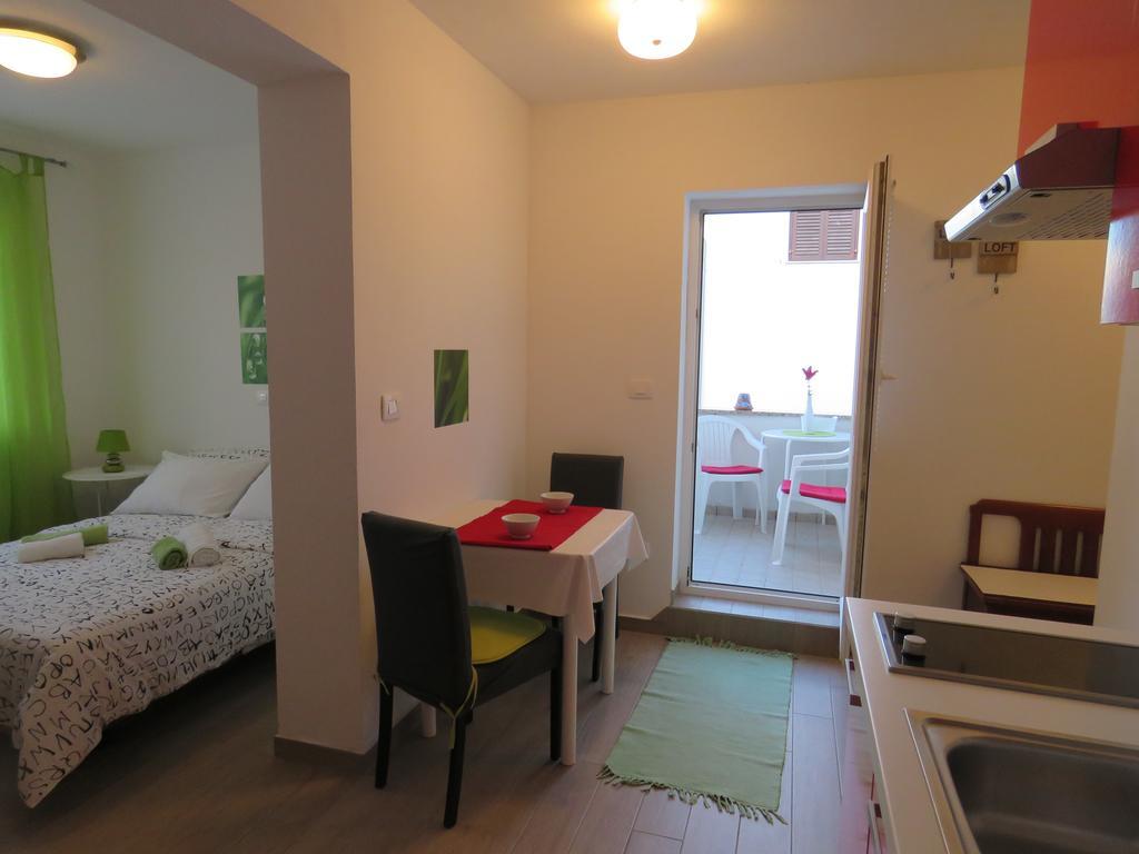 Apartments Villa Urbajs เวอร์ซาร์ ภายนอก รูปภาพ