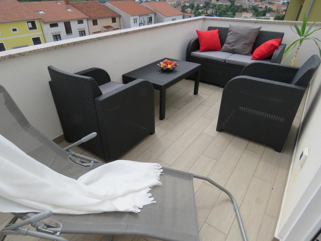 Apartments Villa Urbajs เวอร์ซาร์ ภายนอก รูปภาพ