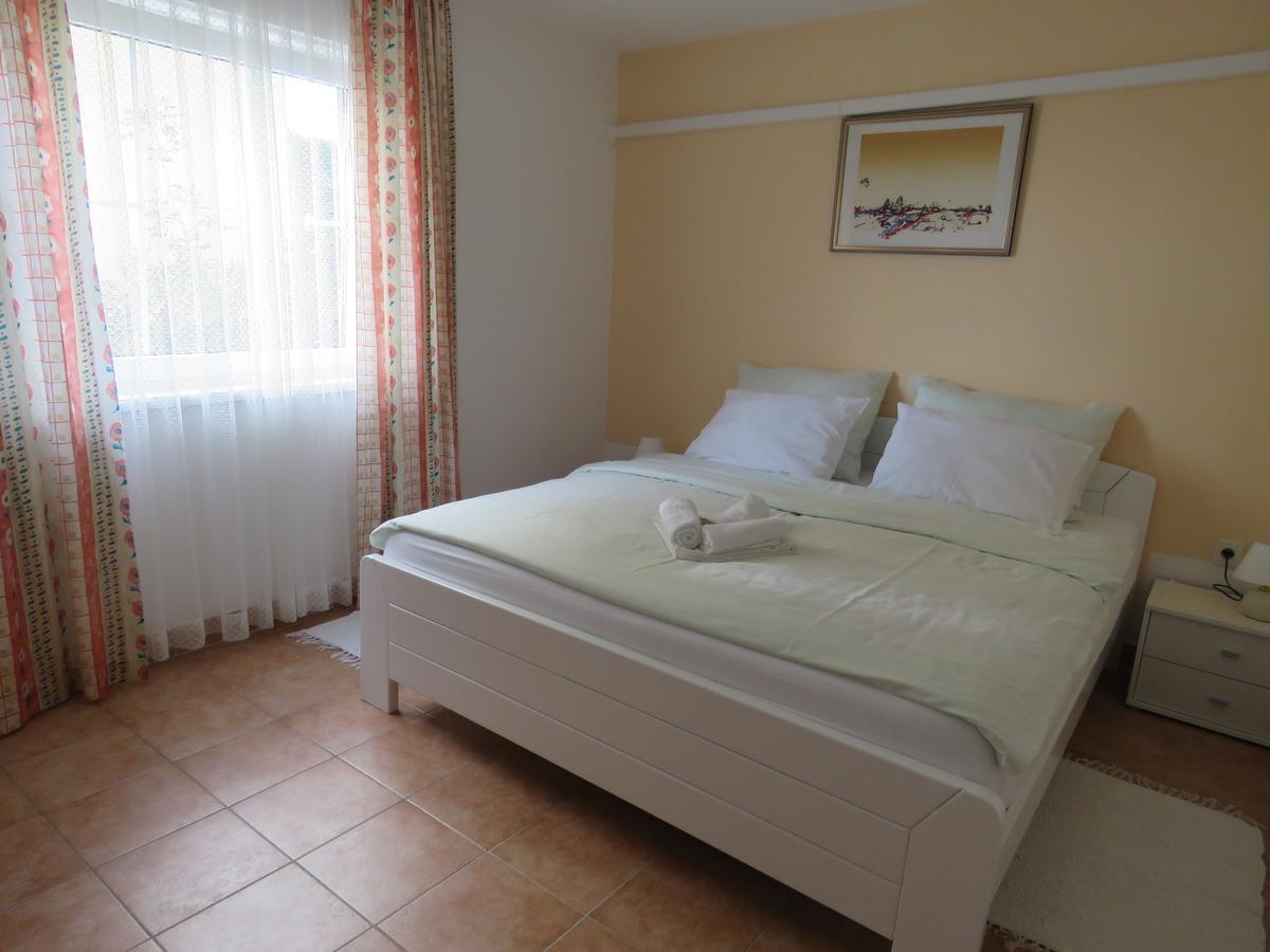 Apartments Villa Urbajs เวอร์ซาร์ ภายนอก รูปภาพ