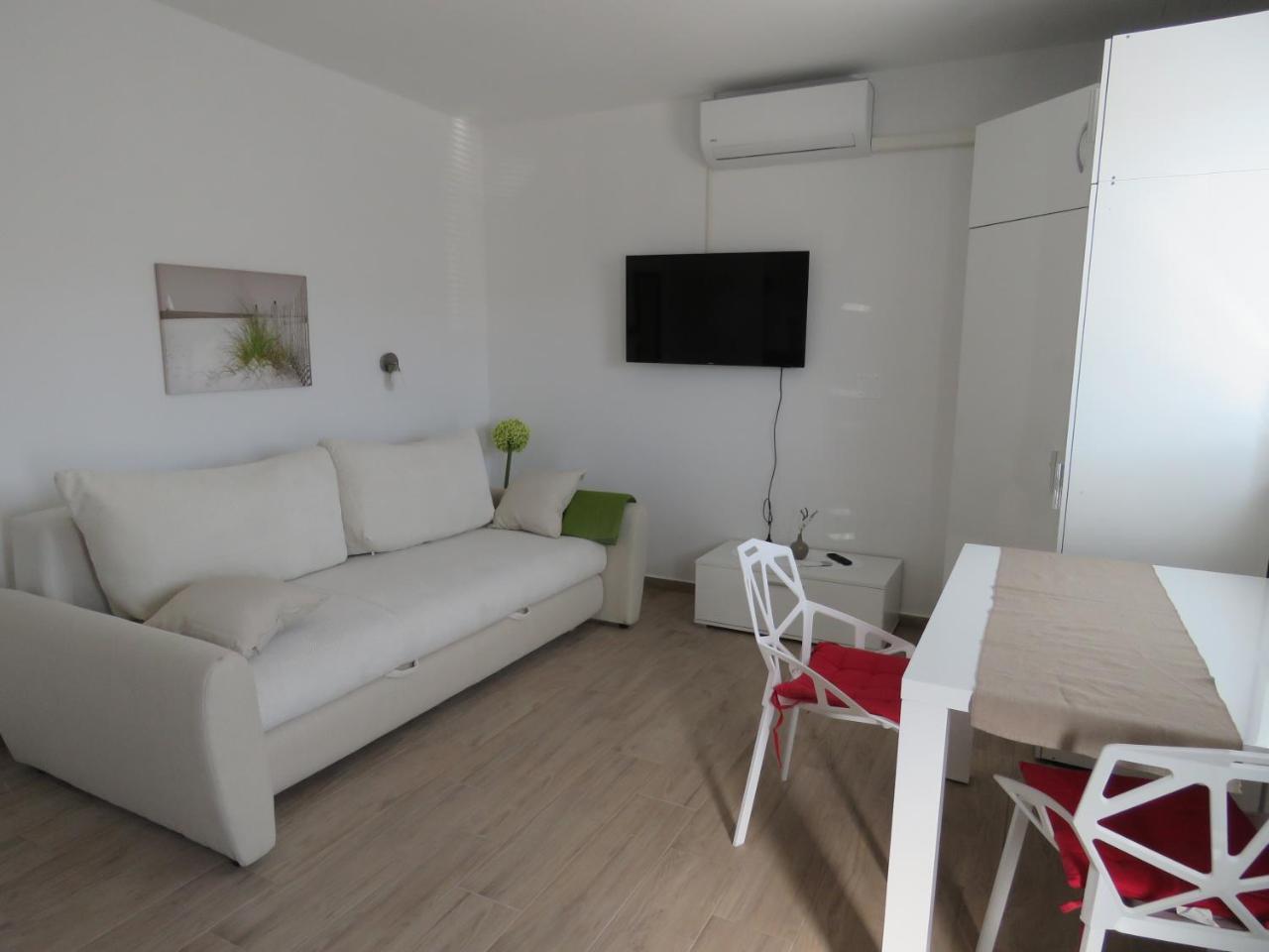 Apartments Villa Urbajs เวอร์ซาร์ ภายนอก รูปภาพ