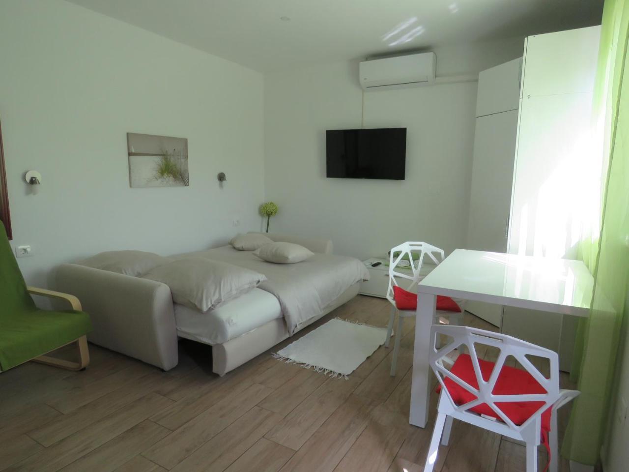 Apartments Villa Urbajs เวอร์ซาร์ ภายนอก รูปภาพ